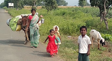 सोयगाव ः पोटाची खळगी भरण्यासाठी मजूर पायी स्थलांतर करीत आहेत.