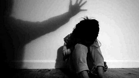 शाळकरी मुलीस प्रेमाच्या जाळ्यात ओढून अत्याचार