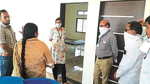 मंठा : येथे विलगीकरण कक्षाची पाहणी करताना मुख्य कार्यकारी अधिकारी निमा अरोरा, गटविकास अधिकारी संजय पाटील, तालुका आरोग्य अधिकारी दीपक लोणे.