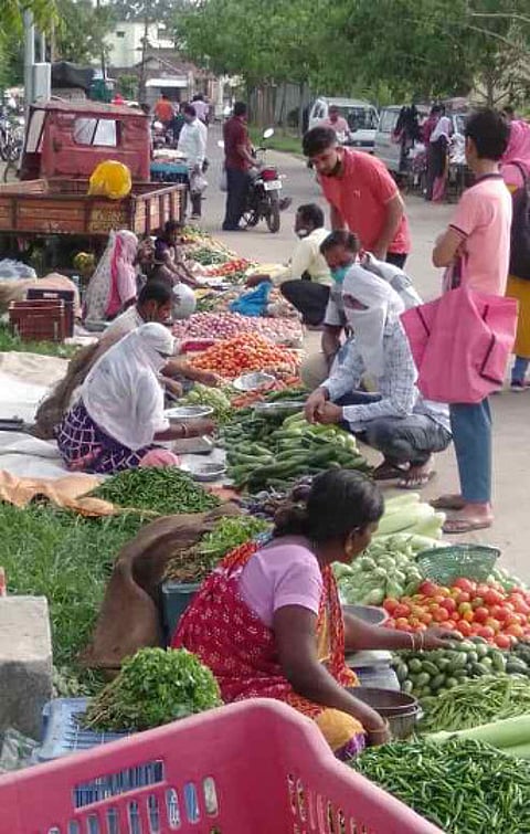 मौदाः रस्त्यावर भरत असलेला आठवडी बाजार