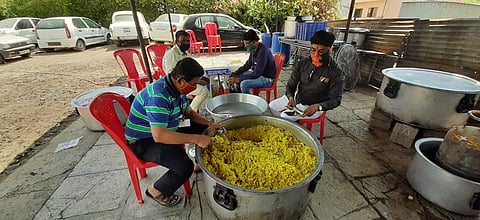 Constructive 1350 lunch boxes delivered to the needy every day