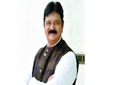 FIR filed against bjp candidate nitin dhande due to violence of code of conduct in amravati