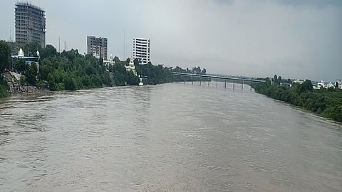 नांदेड - गोदावरी नदीत पाण्याचा विसर्ग होत असल्याने दुथडी भरुन वाहत आहे.