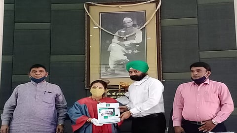 नांदेड - स्थायी समितीचे सभापती विरेंद्रसिंग गाडीवाले यांनी मंगळवारी महापौर मोहिनी येवनकर यांच्याकडे अर्थसंकल्प सादर केला.