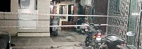 मुंबई : अंबिका निवास चाळीसह येथील २० चाळी सील करण्यात आल्या.