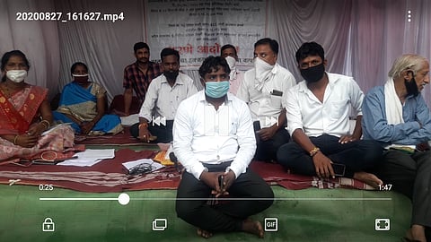 पारशिवनीःस्थायी समितीच्या सभापतींनी ठराव नामंजूर केल्यानंतर घटनेचा निषेध म्हणून गुरूवारी बाजार चौकात करण्यात आलेले एक दिवसीय धरणे आंदोलन