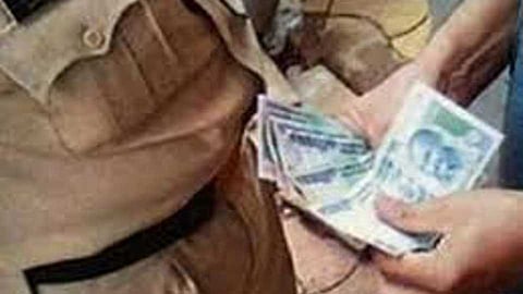 Police constable asked for bribe not to be arrested Corrupt police constable of Patur police station akola marathi news