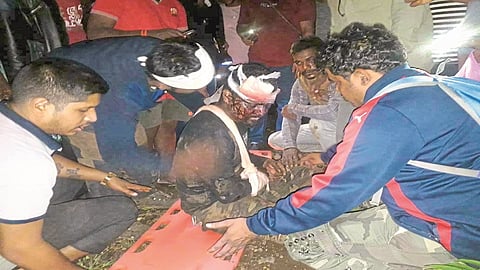 नेरळ : दरीत पडलेल्या गिर्यारोहकाला काढताना सह्याद्री रेस्क्यू टीम.