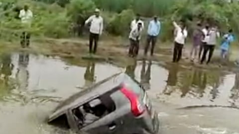 तलावात कार कोसळली, पण तरुणांच्या सतर्कतेने वाचले तिघांचे जीव