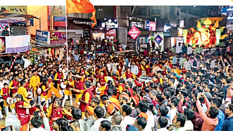 पिंपरीत पावणेबारा तास मिरवणूक