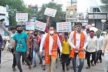 आयुक्त साहेब ! दुकाने लावू द्या अन्यथा मुलांना दत्तक घ्या !