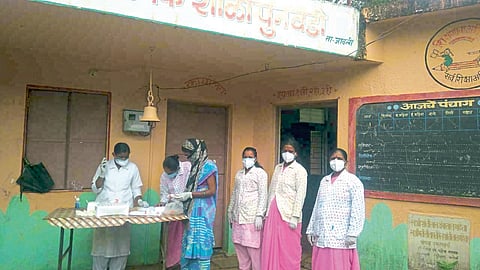 सातारा : साखळी तुटली रे...., आता गाव कोरोनामुक्त हाेणार रे...ग्रामस्थ आनंदले