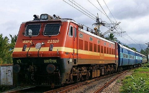 Dangerous! sale of illegal food, kharra on the train