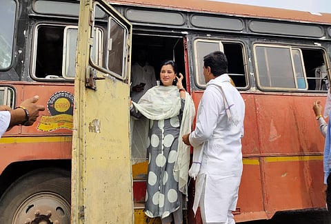 mp navneet rana give reaction by standing at door of running bus in melghat of amravati