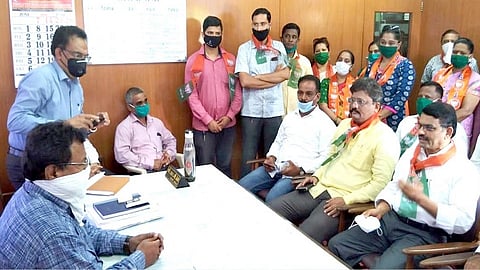 President Adv A delegation led by Deepak Patwardhan attacked MSEDCL.