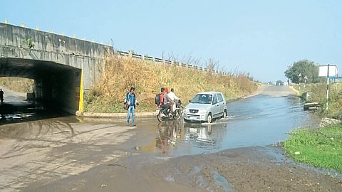 पुणे-बंगळूर महामार्गावरील रायगावात भुयारी मार्गाखाली पाणीच पाणी; प्रवाशांसह ग्रामस्थ त्रस्त