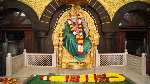Gopikrishnan presents a five feet idol of Sai to Kumbhari Devasthan