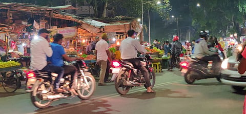 शास्त्रीनगर रस्त्यावर कारवाईचे फक्त नाटक; अतिक्रमणे कायम