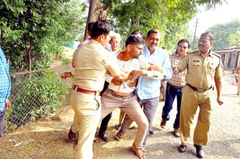अमरावती : आत्मदहनाचा प्रयत्न करणाऱ्या मनीष कडू यांना ताब्यात घेताना पोलिस.