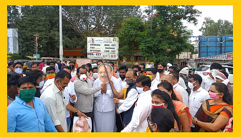Political drama based on Jai Shivrai and Jai Shriram in Akola Shiv Senas agitation against Vice President Naidu and BJPs agitation against Sharad Pawar