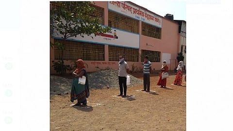 टाकवे बुद्रुक - येथील शाळेत सोशल डिस्टन्सिंग ची काळजी घेत पालकांना तांदूळ वाटप करण्यात येत आहे.