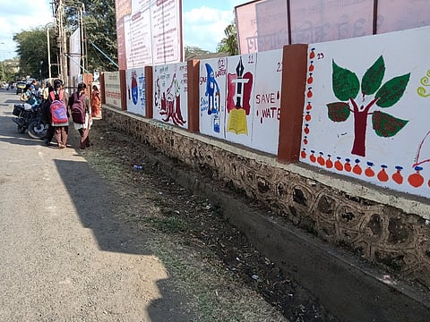 उस्मानाबाद : चित्र रेखाटण्यात व्यस्त विद्यार्थिनी.