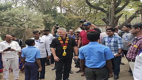 बालगृहातील मुलांशी संवाद साधताना स्टीव वाॅ