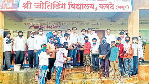 गरजूंना लाखमोलाचे 'टॅबलेट', पुण्यातील युवकांनी घडवला आदर्श थेट