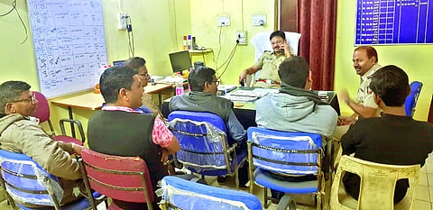 टेकाडी : पत्रकार परिषदेत उपस्थित उपविभागीय पोलिस अधिकारी आणि ठाणेदार काळे.
