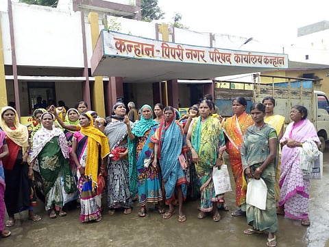 कन्हान : नगर परिषद पिपरी, कन्हान येथे घोषणा देताना सिहोरा येथील महिला.