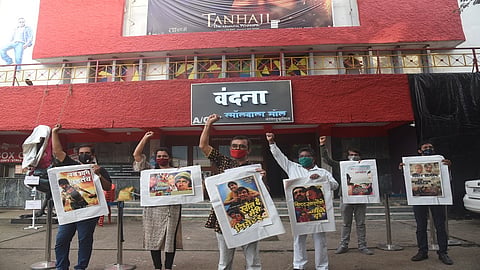 'आमची चूल पेटू द्या'; ठाण्यात एक पडदा चित्रपटगृहाच्या मालकांचे आंदोलन