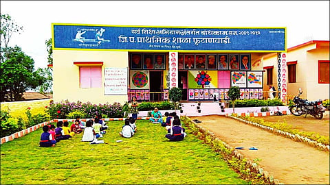 पाबळ (ता. शिरूर) : फुटाणवाडी जिल्हा परिषद शाळेचा सुंदर परिसर.