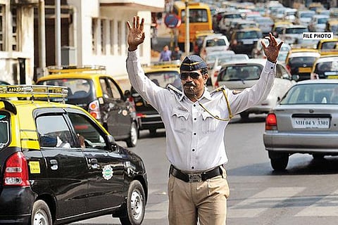 मुंबईत कार चालकाची ट्रॅफिक पोलिसाला धडक, प्रकृती गंभीर...
