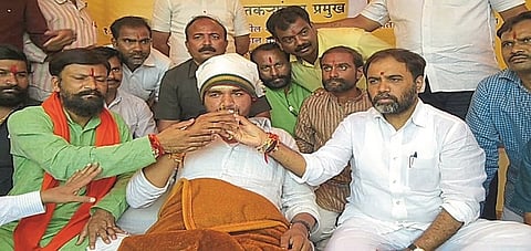 औसा ः पालकमंत्री संभाजी पाटील निलंगेकर यांच्या आश्वासनानंतर त्यांच्या हस्ते फळांचा रस घेऊन उपोषण मागे घेताना विजयकुमार घाडगे. यावेळी नानासाहेब जावळे, उपविभागीय अधिकारी जनार्दन विधाते आणि कार्यकर्ते.