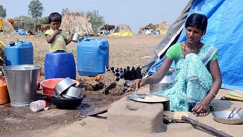 employees comes from marathwada for cutting sugarcane in kolhapur diwali vacation