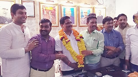 वाडी ः प्रेम झाडे यांनी नगराध्यक्षपद स्वीकारताच अभिनंदन करताना समर्थित पदाधिकारी.