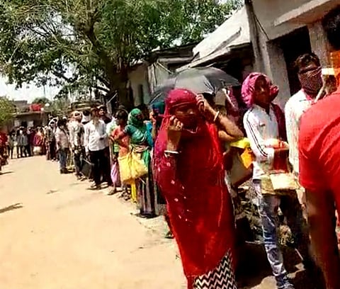 वानाडोंगरी : रेशन दुकानांसमोर सोशल डिस्टन्सिंगचा अभाव