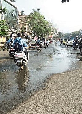 वारजे येथे ड्रेनेज लाइन तुंबली