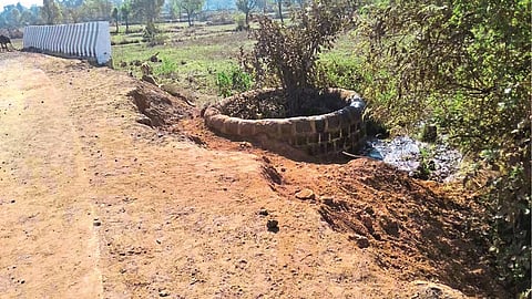 माणगाव : म्हसळा तालुक्यातील बनोटी गावाजवळील विहीर रस्त्याच्या बाजूला असून याठिकाणी अपघाताची शक्यता व्यक्त केली जात आहे.