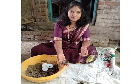woman give job to 500 other women through cow dung lamp business in yavatmal