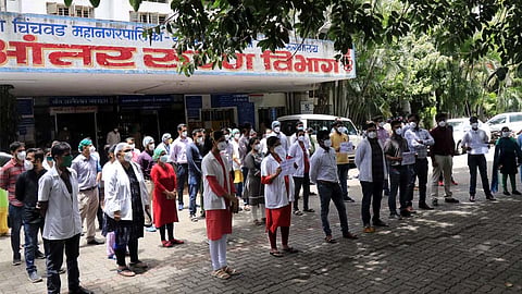 वायसीएम रुग्णालयातील राजकीय हस्तक्षेपाचा वैद्यकीय क्षेत्रातून असा निषेध