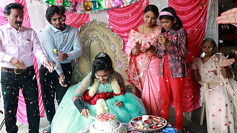निरीक्षणगृहातील मित्रांसोबत वरणबट्टीसह सिनेगितांची मेजवानी
