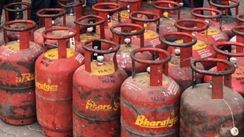 छापासत्रात 80 गॅस टाक्या जप्त