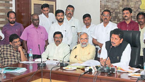 तिलारी प्रकल्पातील वनटाईम सेटलमेंटचा प्रश्न सोडवू