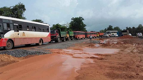 महामार्गावर कुडाळ-पणदूर दरम्यान वाहतूक संथ गतीने