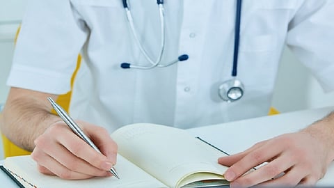 मराठा समाजातील विद्यार्थ्यांना दिलासा; वैद्यकीय शिक्षणाच्या अतिरिक्त 'फी'चा भार सरकार उचलणार