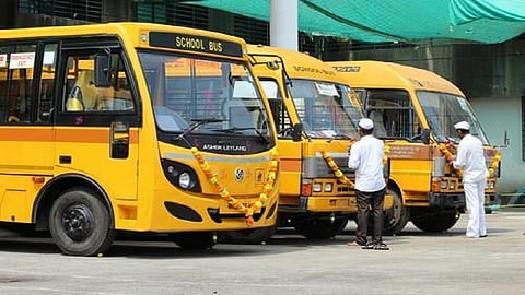 स्कूलबसमालक-चालक मोठ्या संकटात; गाड्यांच्या हफ्त्यांसह देखभाल-दुरुस्तीचाही भुर्दंड