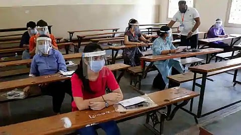 नीट परीक्षार्थिंना गलथाल कारभाराचा फटका; अचानक परिक्षाकेंद्र बदलल्याने विद्यार्थी-पालकांना मानसिक त्रास