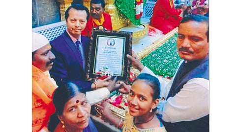 औरंगाबादचा कलाकार गजेंद्र वाढोणकर यांच्या कलाकारीची नोंद अमेझिंग बुक ऑफ वर्ल्ड रेकॉर्डने घेतली. त्यांना प्रमाणपत्र देताना या रेकॉर्डचे प्रतिनिधी पवन सोळंकी, विजय कोते पाटील.