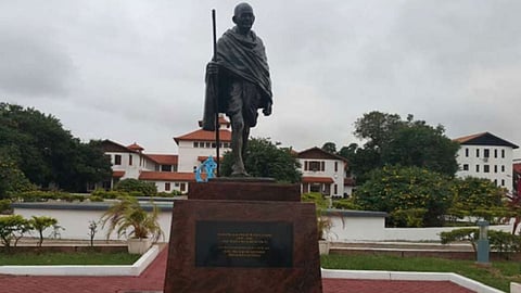 महात्मा गांधींना वर्णभेदी ठरवून विद्यापीठातून हटवला पुतळा